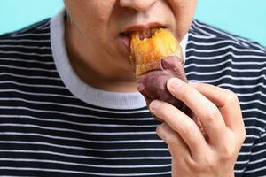 hombre comiendo comida foto