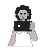 alegre afro mujer con teléfono inteligente monocromo plano vector personaje. acecho video. editable Delgado línea medio cuerpo hembra persona en blanco. sencillo bw dibujos animados Mancha imagen para web gráfico diseño