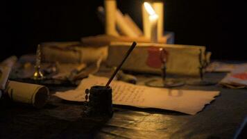 escritura con luz de una vela en el histórico auténtico lugar. video