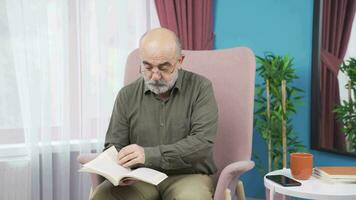 antiguo hombre con Alzheimer enfermedad. video