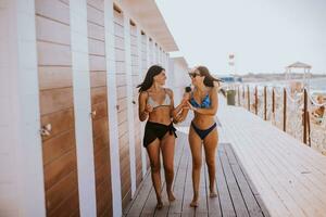 sonriente joven mujer en bikini disfrutando vacaciones en el playa foto