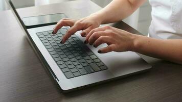 mulher dedo prensas uma botão em uma computador portátil teclado, o negócio e tecnologia conceito. fechar acima. video