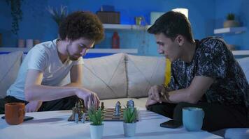 copains sont en jouant échecs ensemble à maison. video