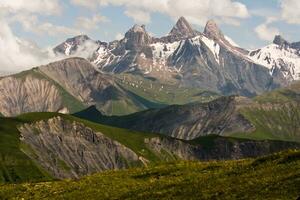 majestuoso alpino picos temor inspirador agujas d'arves paisaje en Saboya foto