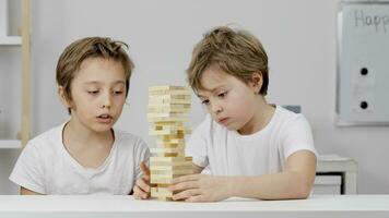 twee jongens spelen met houten blokken in een klas video