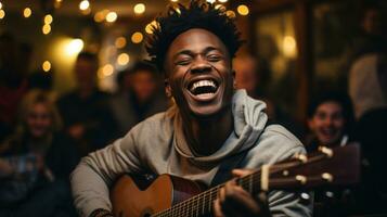 joven africano americano hombre jugando guitarra en pub. alegre joven hombre con afro Corte de pelo canto canción. foto