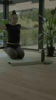 een vrouw is aan het doen yoga in voorkant van een fabriek video