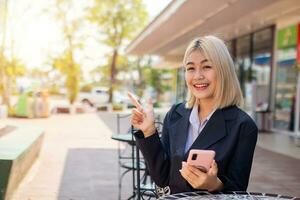 Golden-haired beautiful business woman introduces A place suitable for employees who want a quiet place to work. photo