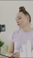 une femme dans une rose T-shirt est Faire une direct video