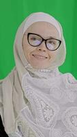 retrato de un mujer vistiendo lentes y un hijab video