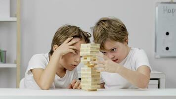 twee jongens spelen met houten blokken in een klas video