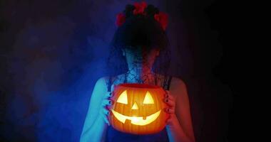 fille montrant une Halloween citrouille video