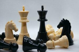 cerca arriba de reyes de ajedrez juego. batalla, estrategia y táctica. foto