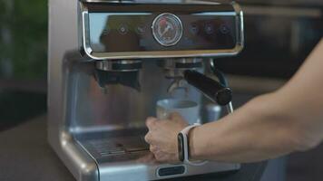 en person är använder sig av ett espresso maskin video