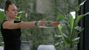 un mujer es haciendo yoga en un habitación con plantas video