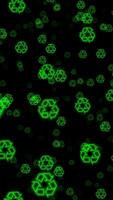 néon verde reciclar símbolo mosca através movimento fundo video