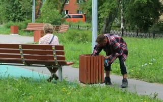 Sankt Petersburgo Rusia - 10 17 2023 el imagen de vagabundo cerca el basura compartimiento foto