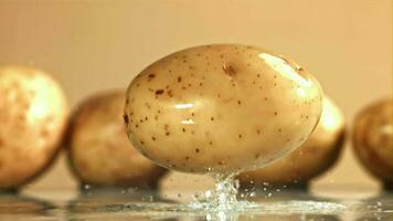 Kartoffeln fallen auf ein nass Tisch. gefilmt auf ein schnelle Geschwindigkeit Kamera beim 1000 fps. hoch Qualität fullhd Aufnahmen video