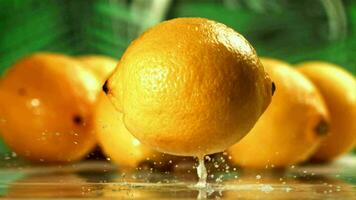 limão outono em uma molhado mesa. filmado em uma alta velocidade Câmera às 1000 fps. Alto qualidade fullhd cenas video