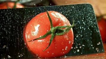el cuchillo cortes el tomate en medio. filmado en un alta velocidad cámara a 1000 fps. alto calidad full HD imágenes video