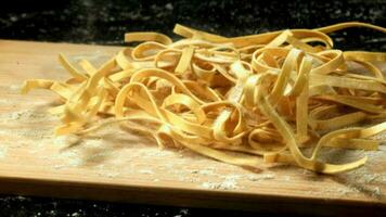 pasta valt Aan de tafel met meel. gefilmd Aan een hoge snelheid camera Bij 1000 fps. hoog kwaliteit full HD beeldmateriaal video