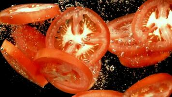 skivad tomater under vatten med luft bubblor. filmad på en hög hastighet kamera på 1000 fps. hög kvalitet full HD antal fot video