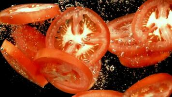 affettato pomodori sotto acqua con aria bolle. girato su un' ad alta velocità telecamera a 1000 fps. alto qualità FullHD metraggio video