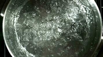 une casserole avec ébullition l'eau. vue de au-dessus de. filmé sur une grande vitesse caméra à 1000 ips. haute qualité Full HD métrage video