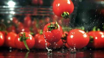tomaten vallen Aan een nat tafel. gefilmd Aan een hoge snelheid camera Bij 1000 fps. hoog kwaliteit full HD beeldmateriaal video