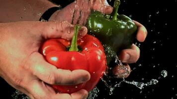 een Mens wast zoet paprika's onder rennen water. gefilmd Aan een hoge snelheid camera Bij 1000 fps. hoog kwaliteit full HD beeldmateriaal video