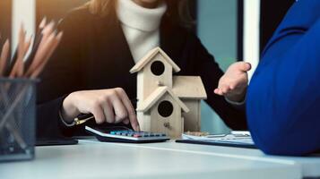 mujer mujer manos sosteniendo casa modelo, pequeña casa de juguete blanca en miniatura. sueño de seguro de propiedad hipotecaria mudanza de casa y concepto de bienes raíces foto