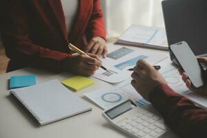 cierre a una mujer de negocios usando una calculadora y una computadora portátil para hacer finanzas matemáticas en un escritorio de madera, impuestos, contabilidad, estadísticas y concepto de investigación analítica foto