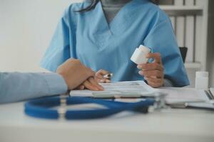 doctores, enfermero o ordenador portátil en noche trabajo en equipo, médico investigación o cirugía planificación en bienestar hospital. hablando, pensando o cuidado de la salud mujer en tecnología para colaboración ayuda o vida seguro aplicación foto