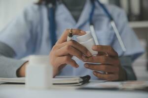 doctores, enfermero o ordenador portátil en noche trabajo en equipo, médico investigación o cirugía planificación en bienestar hospital. hablando, pensando o cuidado de la salud mujer en tecnología para colaboración ayuda o vida seguro aplicación foto