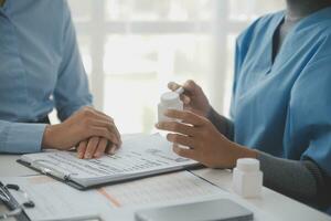 doctores, enfermero o ordenador portátil en noche trabajo en equipo, médico investigación o cirugía planificación en bienestar hospital. hablando, pensando o cuidado de la salud mujer en tecnología para colaboración ayuda o vida seguro aplicación foto