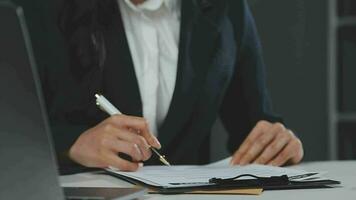 zaken en advocaten bespreken contractpapieren met koperen schaal op bureau in kantoor. wet, juridische diensten, advies, rechtvaardigheid en wet concept foto met film grain effect video