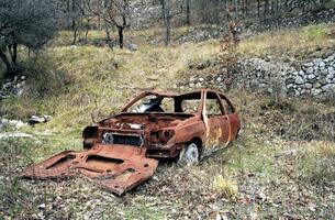 rústico permanece abandonado destrucción de un estrellado coche foto