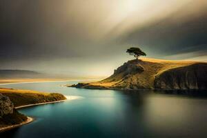 un solitario árbol se sienta en un colina con vista a un lago. generado por ai foto