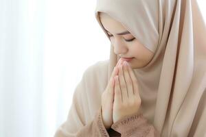 hijab mujer Orando con doblada manos ai generado foto