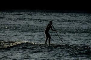 un hombre en un tabla de surf en el Oceano foto