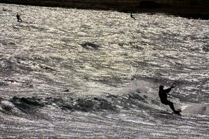 personas surf en el mar foto