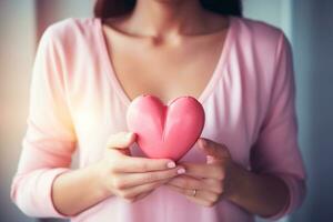 rosado octubre - mujer vistiendo un rosado parte superior y participación un rosado corazón en apoyo de pecho cáncer conciencia. internacional conciencia movimiento para el temprano detección de pecho cáncer. generado por ai foto