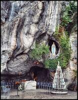 lourdes gruta velas y Virgen María estatua foto