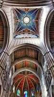 sereno majestad interior de almudena catedral, Madrid, España. foto