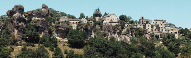 panorámico verano ver de un pueblo en el causa montañas, Francia foto