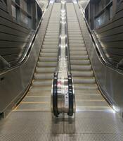 Moviente escalera mecánica sin gente, ciudad foto