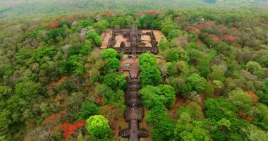 een antenne visie van de prasat hin phanom sport, Thailand video