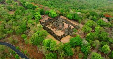 een antenne visie van de prasat hin phanom sport, Thailand video