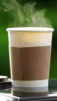 café para llevar en un papel taza en parte superior de el coche techo verde árbol antecedentes a amanecer en el mañana, selectivo enfocar, suave enfocar. video