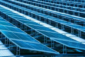 lado ver de solar paneles flotante en agua en un lago, para generando electricidad desde luz de sol, selectivo enfocar, suave enfocar. foto